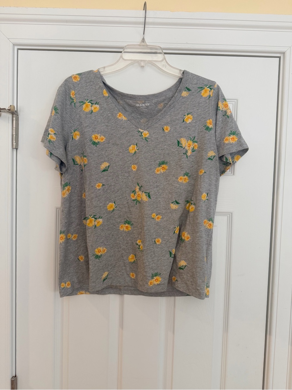 Ladies Size L Old Navy Gray Short-Sleeve V-Neck Tee with Yellow Floral Pattern